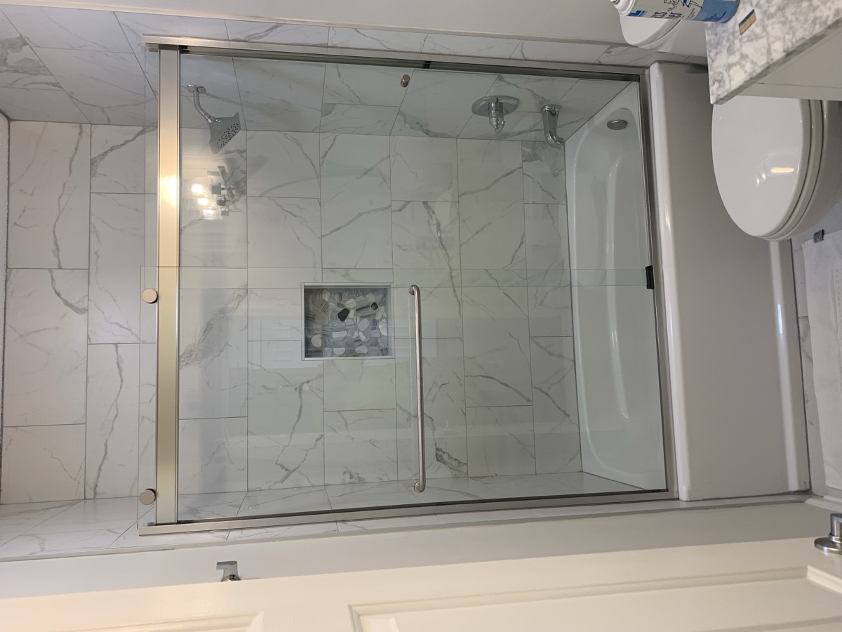 Glass shower door installation photo from Sep 2021